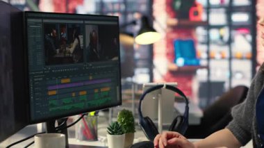 Yapay zekayı kullanarak metni videoya çevirmek ve bir video projesinin zaman çizelgesini düzenlemek için profesyonel bir video çekimi üzerinde çalışan film yapımcısı uzmanı. Modern kurgu araçları. Kamera B.