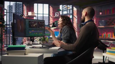 Video editörleri çifti, film yapımcılığı yazılımı kullanılarak video kliplerinde serbest çekim, düzenleme ve karıştırma için takım olarak çalışıyor. Yetenekli insanlar bir müzik videosunda çalışır. Kamera A.