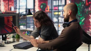 Erkek ve kadın yapay zeka uygulaması ile fütüristik bir uzay gemisi istasyonu geliştirmek için çalışıyor. Sinirsel ağ destekli yazılım oyun ortamları oluşturmak için otomasyon ve makine öğrenimi kullanır. Kamera B.