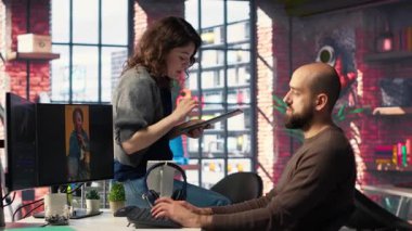 Ajans ofisindeki sosyal medya video yaratıcıları, bağlanma, para kazanma ve erişimi geliştirme amaçlı yüksek kaliteli makaralar üretmek için kurgu araçları ve yapay zeka kullanıyorlar. Kamera B.