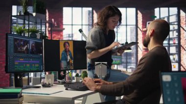 Ajans ofisindeki sosyal medya video yaratıcıları, bağlanma, para kazanma ve erişimi geliştirme amaçlı yüksek kaliteli makaralar üretmek için kurgu araçları ve yapay zeka kullanıyorlar. Kamera A.