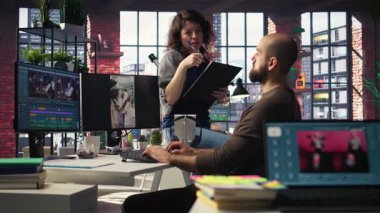 Editörler, ileri yapay zeka teknolojisi kullanarak sosyal medya içeriğini inceliyor, film endüstrisi düzenleme teknikleri ve veri analizleri uygulayarak takipçi erişimi olan ilgi çekici, damgalı makaralar yaratıyor. Kamera A.