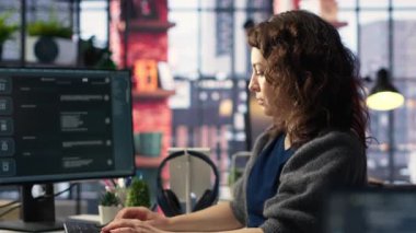 Kadın serbest yazar, metin üretimini otomatikleştirmek ve görevleri kolaylıkla çözmek, ofisteki verimliliği artırmak için online yapay zeka asistanı kullanır. Gelişmiş algoritmalar ve dijital araçların entegrasyonu. Kamera B.