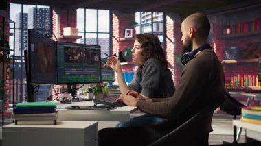 Film yapımı için video düzenleme yazılımı üzerinde birlikte çalışan yaratıcı çift yapay zeka kullanan modeller kullanarak mükemmel montajı yaratıyor. Yapım sonrası editör ekibi. Kamera A.