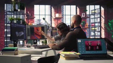 Erkek ve kadın yapay zeka uygulaması ile fütüristik bir uzay gemisi istasyonu geliştirmek için çalışıyor. Sinirsel ağ destekli yazılım oyun ortamları oluşturmak için otomasyon ve makine öğrenimi kullanır. Kamera A.