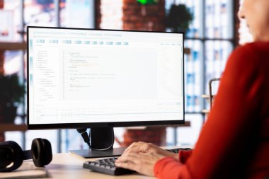 Ofisteki iş akışını otomatikleştirmek için yapay zeka sohbet robotu sistemine yazı yazan kişi, akıllı otomasyon ve gerçek zamanlı çözümler için sanal asistanı kullanıyor. Yapay zekanın gücü..