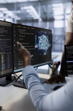 Bilgisayar bilimcileri sunucu çiftlik işlemlerini optimize etmek için makine öğrenme uygulamaları kullanıyorlar. Bilgi Merkezi 'nde sunucu viralizasyonunu uygulamak için bilgisayar kullanan bilişim uzmanlarını kapat