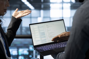 Veri merkezinde dizüstü bilgisayar kullanan yazılım geliştiricileri, sunucu viralizasyonunu yönetiyor. Sunucu odasındaki dizüstü bilgisayarda bilişim uzmanı kodlaması, ağ protokollerinin ince ayarlanması, gelişmiş güvenlik önlemlerinin uygulanması