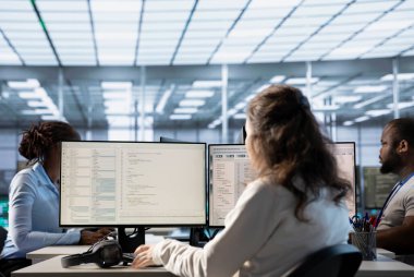 Sunucu merkezindeki bilgisayarda yazan mühendis, kurtarma planını kontrol eden, veri merkezinin enerji tüketimini izleyen, görevleri çözen. Veri merkezindeki çarkları denetleyen teknisyen