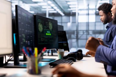 Geliştiriciye sunucu çiftliğini yeniden yapılandırırken bildirim sağlandı, optimize edildi. İşçi, tüm hataları başarılı bir şekilde ortadan kaldırdıktan sonra veri merkezinin verimli ve mutlu çalışmasını sağlar