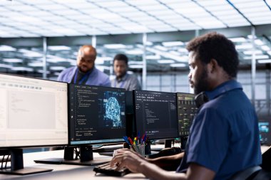 Karmaşık hesaplama görevleri sırasında verileri daha hızlı girmek için yapay zeka sistemleri kullanan sunucu çiftliği bilişim uzmanı. Yapay zeka paralel işlem teknolojisi kullanarak veri merkezinde yazılım geliştirici