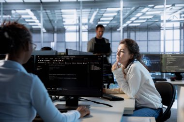 Veri Merkezi bilgisayar bilimcisi felaket kurtarma planları geliştiriyor ve en az arayı sağlıyor. Sunucu odası çalışanı performansı izlemek ve gelecekteki altyapı ihtiyaçlarını tahmin etmek için veri analizlerini kullanır