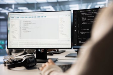 Sunucu odasındaki teknisyen enerji tüketimini azaltmak için gelişmiş soğutma ve güç yönetimi çözümleri uyguluyor. Veri merkezinde yeni teknoloji ve sistemleri birleştiren bilişim uzmanı