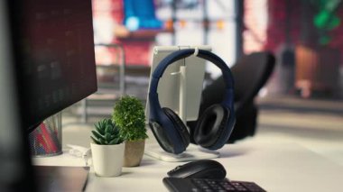 Ofis masaüstü ayarları terminal arayüzleri ve yapay zeka sistemlerini gösteren monitörleri içerir. Kendi kendini öğrenme modeli, derin öğrenme yenilikleri ve modern bilgisayar teknolojilerini sergiliyor..