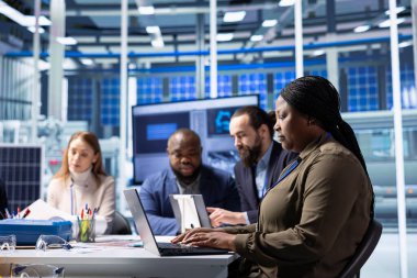 Güneş panelleri bitki mühendisleri enerji sistemlerini incelemek ve güneş enerjisini kullanan teknolojiler geliştirmek için dizüstü bilgisayar kullanır. Takım çalışması fotovoltaik fabrikası meslektaşları verimliliği artırmak için dizüstü bilgisayar kullanıyorlar.