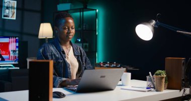 Evde çalışan, dizüstü bilgisayarda yazan, belge yazan serbest çalışan biri. Uzaktan çalışan dijital aygıta kayıyor ve iş ortaklarına e-posta gönderiyor. Kamera B, kapat