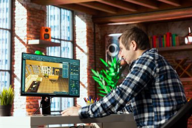 Tasarımlardaki değişiklikleri görselleştirmek için sanal ev iç tasarım yazılımı kullanan bir mimar. Ev geliştirme projesini planlamak, araştırmak, koordine etmek ve yönetmek için mimari tasarım yazılımı kullanan adam