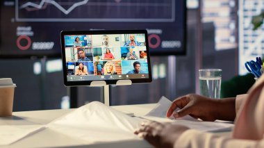 Afrika kökenli Amerikalı CEO, hava tahminleri ile ilgili video görüşlerini paylaşıyor, üst düzey bir ofiste kâr ve analitik konuları tartışıyorlar. Girişimci girişimini genişletmek istiyor. Kamera A.