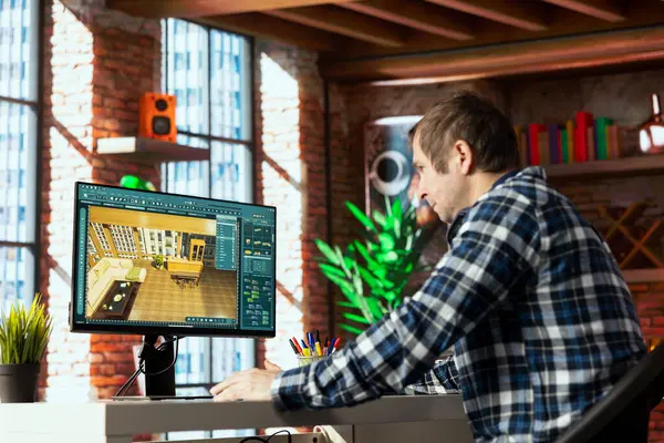 Tasarımlardaki değişiklikleri görselleştirmek için sanal ev iç tasarım yazılımı kullanan bir mimar. Ev geliştirme projesini planlamak, araştırmak, koordine etmek ve yönetmek için mimari tasarım yazılımı kullanan adam