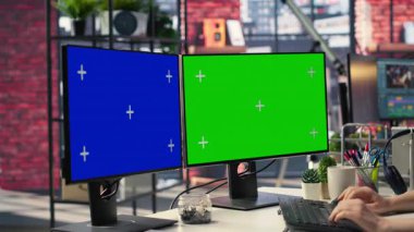 Modern bir işyerindeki iş kadını, dijital medya işleri için yaratıcı bir ofis kurarak klavyede kroma anahtarının yanında duran tipler. Yüksek teknolojili çalışma istasyonu görevler için mükemmel. Kamera A.