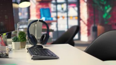 Boş programcı dijital çalışma alanı gerçek zaman kodu ve yapay zeka algoritmaları gösteriyor. Geleceksel kurulum makine öğrenmesini, bağlantı haritalamasını ve gelişmiş ağ tabanlı kalıp tanımlamasını destekler.