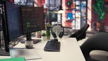 Yapay zeka verileriyle dolu bir masaüstünde çalışan makine öğrenme projeleri. Modern gelişimi ve gelecekteki bulut hesaplamasını gösteren görsel dil ve derin algoritmalar programlanıyor.