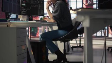 Tüccar, borsa eğilimlerini finansal arayüz üzerinden değerlendirir, grafikleri ve grafikleri gözden geçirir. Fiyat dalgalanmalarını, piyasa likiditesini ve ticaret stratejilerini izlemek için kullanılan dijital araçlar. Kamera A.