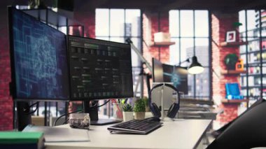 Gösterişli masaüstü çalışma alanı yapay zeka ve veri bilimi için aktif kod pencereleri gösterir. Ağ güdümlü makine öğrenmesinde yeniliğin ve gelişimin özünü yakalar..