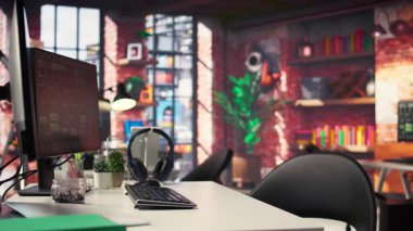 Ofis masaüstü ayarları terminal arayüzleri ve yapay zeka sistemlerini gösteren monitörleri içerir. Kendi kendini öğrenme modeli, derin öğrenme yenilikleri ve modern bilgisayar teknolojilerini sergiliyor..