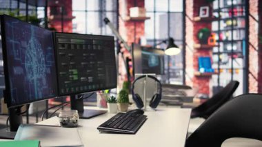 Bilimsel araştırmalarda bulut hesaplamasını, ağ bağlantısını ve şablon tanımlamasını vurgulayan nöral ağ verileriyle dolu bir monitör içeren boş yapay zeka geliştirici masası. Not ağacı.