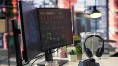 Ajans kurulumu, derin öğrenme ve yapay zeka veya görsel programlama için kullanılan yüksek teknolojili dijital bir sistem sergiliyor. Notlar ağaçlar ve veri madenciliği terminalleri bilgisayar ve sibernetikteki yeniliği yansıtır.