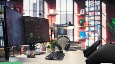 Ajans kurulumu, derin öğrenme ve yapay zeka veya görsel programlama için kullanılan yüksek teknolojili dijital bir sistem sergiliyor. Notlar ağaçlar ve veri madenciliği terminalleri bilgisayar ve sibernetikteki yeniliği yansıtır.