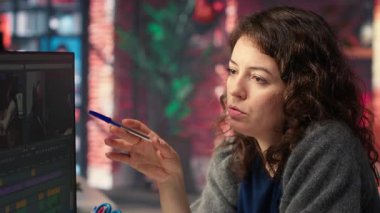 Ajans ofisindeki video üretim sektöründe çalışan uzman editörlerden oluşan bir ekip renk değerlendirmesi yapıyor ve çift monitörlerde bir montaj yaratıyor. Multimedya teknoloji araçlarıyla yaratıcı bir süreç. Kamera B.