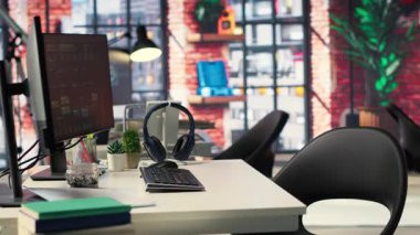 Dijital çalışma istasyonunda çoklu PC monitörleri var. Yapay zeka ve derin öğrenme kodu kullanıyorlar. Boş yüksek teknoloji alanı bulut hesaplama, veri bilimi ve kendi kendine öğrenme sistemlerini destekler.