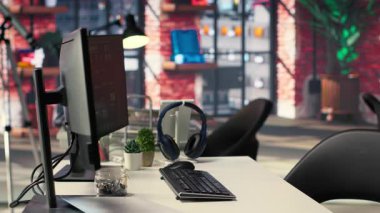 Sibernetik, sinirsel ağlar ve büyük veri madenciliğindeki yenilikleri yansıtan bir not ağacı ve yapay zeka beyin desenleri de dahil olmak üzere gelişmiş bilgisayar görselleri olan uzman bir teknisyenin boş masası..