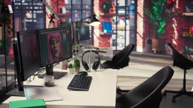 Grafik tasarımcılar ve fotoğrafçılar için düzenli yaratıcı çalışma alanı, dijital kurgu araçları ile ikili monitör düzeneği. İçerik oluşturma için fotoğraf düzenleyici ve AI sohbet botu.