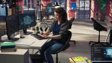 Bilişim uzmanı kod yazıyor ve yapay zeka sinirsel ağları üzerinde hata ayıklıyor bilgisayarlı beyin modeli. Yapay zeka sistemlerini kontrol eden kadın teknik destek, bulut hesaplama. Kamera A.