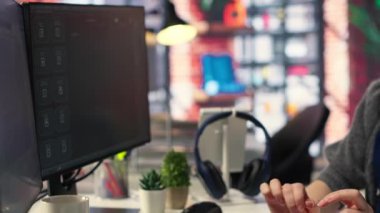 İşçi, problem çözme görevlerinde rehberlik etmek için yapay zeka sohbet robotu sistemi kullanır, gelecekçi teknoloji akıllı algoritmaları ve makine öğrenmesini ön plana çıkarır. İletişim ve bilişim desteği. Kamera B.