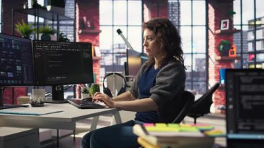 Ajans ofisindeki yazılım geliştiricisi bilgisayarında kodlama yapıyor, bir yazılım yaratıyor ve algoritmalar üzerinde çalışıyor. Programlama arayüzü olan bir IT uzmanı uygulama geliştiriyor. Kamera A.