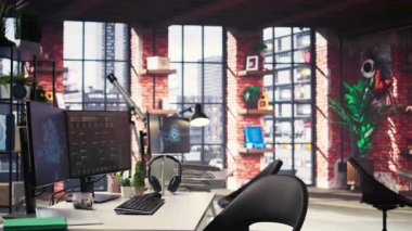 Sibernetik, sinirsel ağlar ve büyük veri madenciliğindeki yenilikleri yansıtan bir not ağacı ve yapay zeka beyin desenleri de dahil olmak üzere gelişmiş bilgisayar görselleri olan uzman bir teknisyenin boş masası..