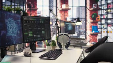 Terminal pencerelerini ve ağ nöronlarını gösteren bilgisayar ekranı olan boş ofis masası. Yapay zeka destekli sistem, gelecekteki yazılım çözümleri için bilişsel hesaplama ve örüntü tanıma kullanır.