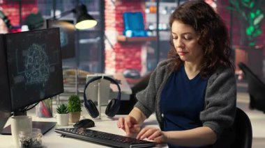 Kendini öğrenme algoritmaları aracılığıyla yapay zeka hesaplaması için bilgisayar kullanan telekomünikasyon geliştiricisi. Ajans bilişim mühendisi, AI derin sinir ağlarıyla birlikte masaüstü bilgisayarında çalışıyor. Kamera B.