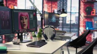 Yapay Zeka için profesyonel stüdyo kurulumu içerik ve fotoğraf kurgusu oluşturdu. Monitörleri rötuşlama yazılımını gösteren boş çalışma alanı, görsel tasarım alanındaki yaratıcı kariyerleri destekler.