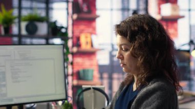 Bilgisayar üzerinde uygulama ve yazılım algoritması geliştiren kadın programcı, yaratıcı ajansında çalışıyor. Mühendis dijital araçlar kullanır ve Java senaryo mühendisliği ve kodlama üzerine odaklanır, bilişim uzmanı. Kamera B.