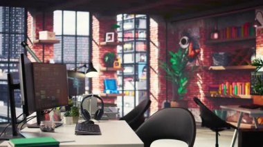 Bilgisayar boş bir ajans ortamında derin sinirsel ağ geliştirme araçları gösteriyor. Görsel kodlama ve otonom hesaplama sistemleri gelişmiş yapay zeka ve bilimsel veri keşifleri için kullanılır..