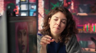 Fotoğrafçılar bir yazılım kullanarak yüksek kaliteli içeriği düzenlemek için işbirliği yapıyorlar. Düzenleme arayüzü gelişmiş görüntü iyileştirme ve renk düzeltme araçları, fotoğraf rötuşlama sağlar. Kamera B.