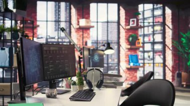 Fütüristik yazılım araçlarına sahip boş masaüstü ekranda yapay zeka beyin işlemlerini gösteriyor. Teknoloji derin sinirsel ağları, şablon tanımayı ve gerçek zamanlı veri bilimi uygulamalarını destekler.