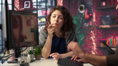 Görsel içeriği geliştirmek için kurgu yazılımıyla çalışan yaratıcı ekip, yüksek kaliteli materyal yaratmak için resimlerin güzelliğini artırmak için renk derecelendirme kurallarını uyguluyor. Fotoğrafçılık. Kamera B.