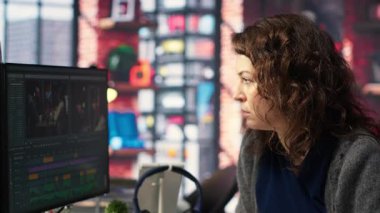 Ajans ofisinden medya prodüksiyonu üzerine çalışan film yapımcısı, bir video çekimi için kurgu zaman çizelgesi ve renk düzeltmesi sağlıyor. Teknoloji sayesinde çalışma alanı dijital bir iş akışı sergiliyor. Kamera B.