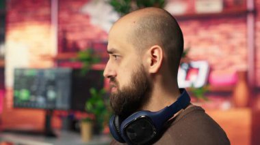 Film yapımı için video düzenleme yazılımı üzerinde birlikte çalışan yaratıcı çift yapay zeka kullanan modeller kullanarak mükemmel montajı yaratıyor. Yapım sonrası editör ekibi. Kamera B.